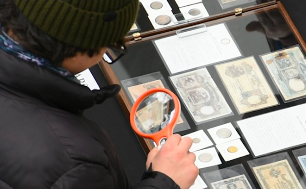 Talca inaugura exposición numismática que narra su historia a través de billetes y monedas