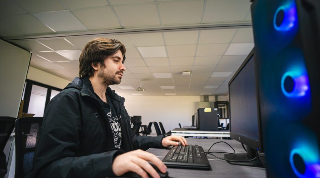 Talento maulino cruza fronteras: ingeniero chileno firma con Nintendo y es destacado por Forbes