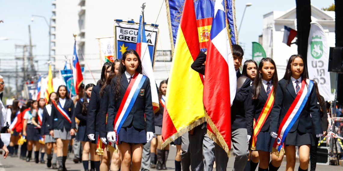 Curicó celebra sus 282 años con desfile cívico y gran movilización ciudadana