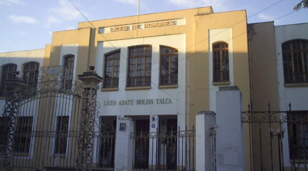 Liceo Abate Molina en paro por crisis de matrícula y temor a despidos