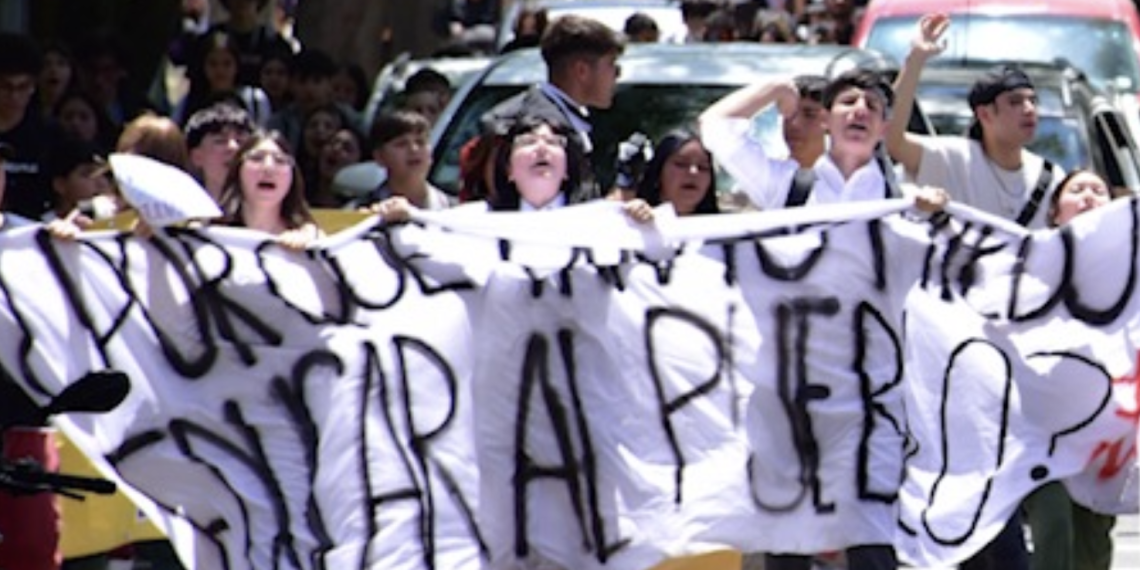 Estudiantes y profesores de Talca alzan la voz: protestan frente al municipio por el plan PADEM 2026
