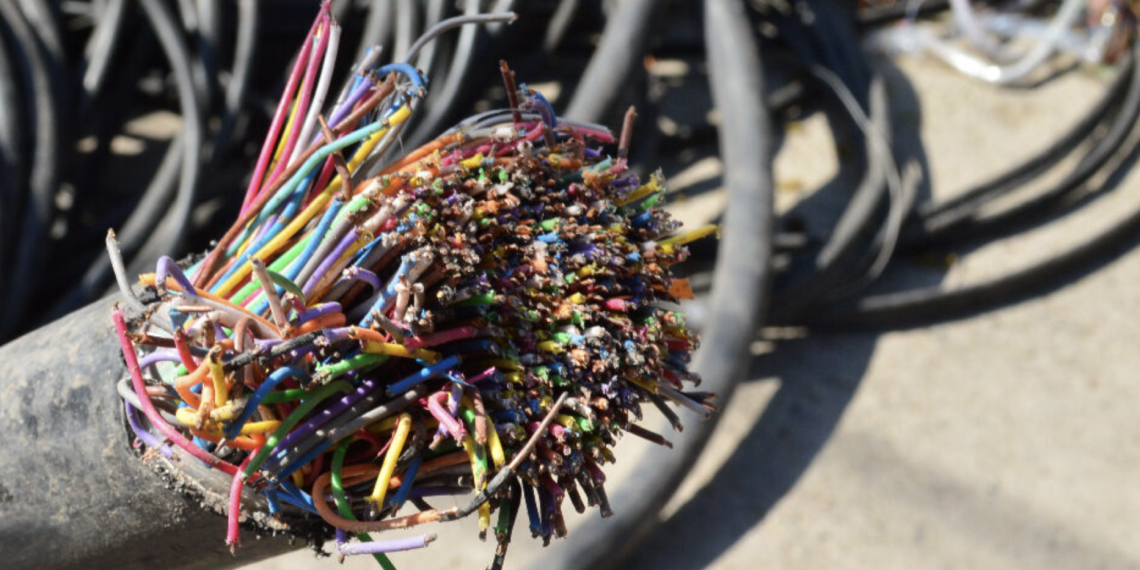 Grave explosión eléctrica deja a hombre con quemaduras críticas en pleno centro de Talca