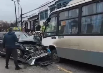 Cinco personas resultan lesionadas tras violenta colisión múltiple en el centro de Talca