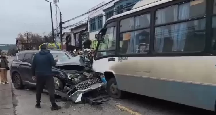 Cinco personas resultan lesionadas tras violenta colisión múltiple en el centro de Talca